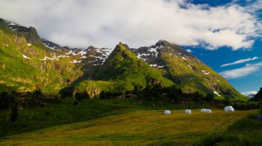Eidevatnet gölüne manzara panoramik görünümü , Austvagoy, Lofoten, Norveç