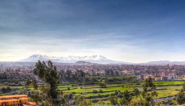 Vista panorámica de la montaña Picchu Picchu y la ciudad de Arequipa desde el mirador de Yanahuara, Arequipa, Perú — Foto de Stock