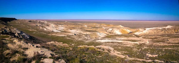 Vista panorámica al mar de Aral desde el borde de Plateau Ustyurt al atardecer, Karakalpakstan, Uzbekistán — Foto de Stock