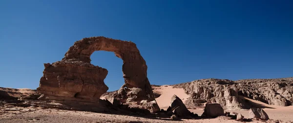 Arco Formación rocosa también conocida como Arco de África o Arco de Argelia con luna en Tamezguida en el parque nacional Tassili nAjjer en Argelia — Foto de Stock