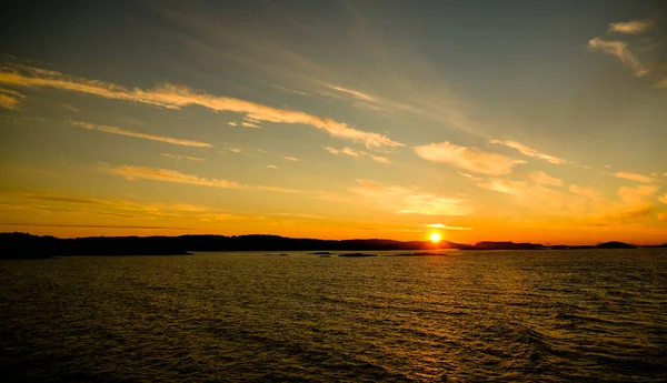 Sonnenuntergang und Sonnenaufgang über dem Meer und lofoten Archipel von den Moskenes - Bodo Ferry, Norwegen — Stockfoto