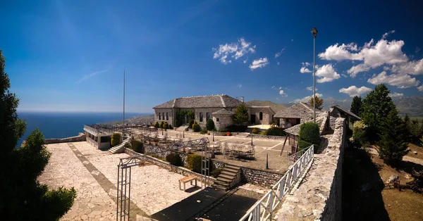 Lekuresi Kalesi ve askeri sığınakların içindeki manzara, Saranda, Arnavutluk