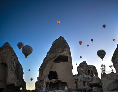 Göreme şehrine ve uçan balonlara gün doğumu panoramik manzarası, Kapadokya, Türkiye