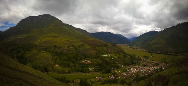 Paisagem aérea vista panorâmica para o rio Urubamba e vale sagrado do ponto de vista Taray perto de Pisac, Cuzco, Peru — Fotografia de Stock