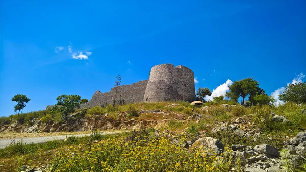 Lekuresi Kalesi ve askeri sığınaklarla manzara, Saranda, Arnavutluk — Stok fotoğraf