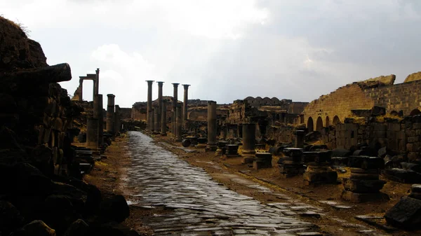Panorama de la antigua ciudad arruinada de Bosra en Siria — Foto de Stock