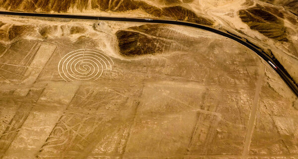 Аэроплан панорамный вид на Наска геоглифы он же спираль, Ика, Перу
