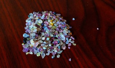 Taşlar, altın ve safir madencilik. Ilakaka ıhosy District, ıhorombe bölgesi, Madagaskar