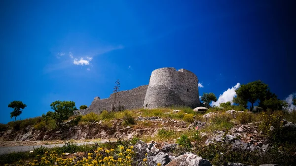 Paisaje con el castillo de Lekuresi y búnkeres militares, Saranda, Albania — Foto de Stock
