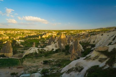 Göreme şehrine gün batımı panoramik görünümü, Kapadokya, Türkiye