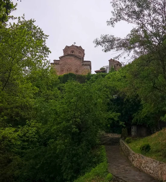 Widok z zewnątrz na kościół św. Pantelejmona i św. Klimenta, Ochryda, Macedonia Północna — Zdjęcie stockowe