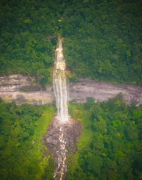 Vue aérienne vers une cascade sans nom près de la cascade de Kaieteur, l'une des plus hautes chutes du monde - Guyane — Photo