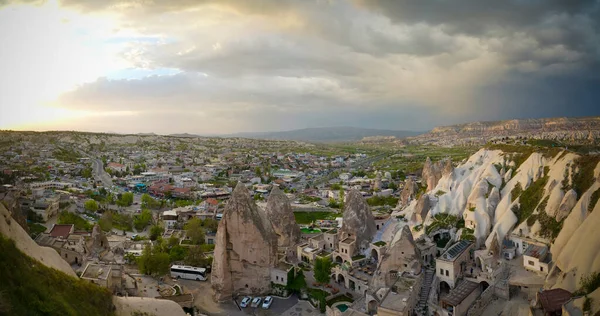 Göreme şehrine gün batımı panoramik görünümü, Kapadokya, Türkiye — Stok fotoğraf