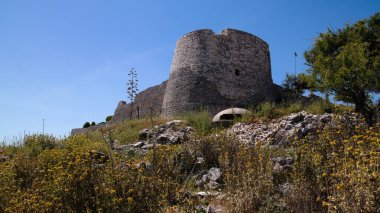 Lekuresi Kalesi ve askeri sığınaklarla manzara, Saranda, Arnavutluk