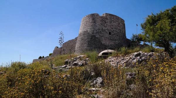 Paisaje con el castillo de Lekuresi y búnkeres militares, Saranda, Albania — Foto de Stock