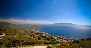 Lekuresi Kalesi'nin tepesinden İyon denizine manzara ve askeri sığınaklar, Saranda, Arnavutluk