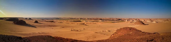 Vista aérea panorámica a los lagos Djiara, Ahoita, Daleyala y Boukkou grupo de lagos Ounianga Serir en el Ennedi, Chad — Foto de Stock