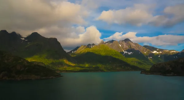 Panoramiczny widok na morze higravfjorden i jezioro Tjorna, Austvagoy, Lofoten, Norwegia — Zdjęcie stockowe