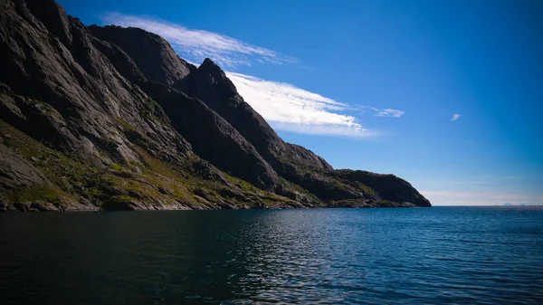 노르웨이, 로포텐, 플락스타도야 섬의 누스피오르드 마을과 항구의 바다 풍경 — 스톡 사진