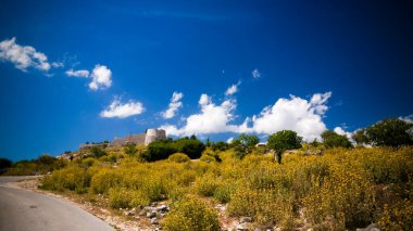 Lekuresi Kalesi ve askeri sığınaklarla manzara, Saranda, Arnavutluk