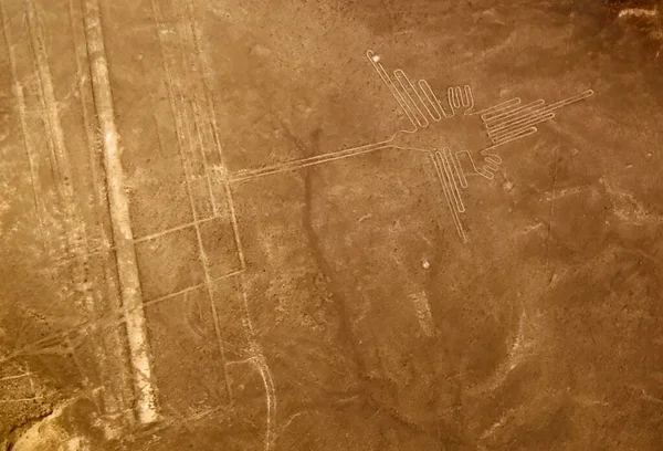 Lucht vliegtuig panoramisch uitzicht op Nazca geoglyph lijnen aka Hummingbird, ICA, Peru — Stockfoto