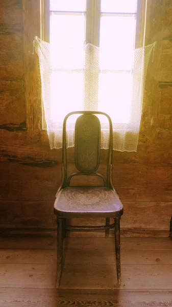 Eski Bir Kırsal Penceresinde Bir Sandalye Vintage Tasarım — Stok fotoğraf