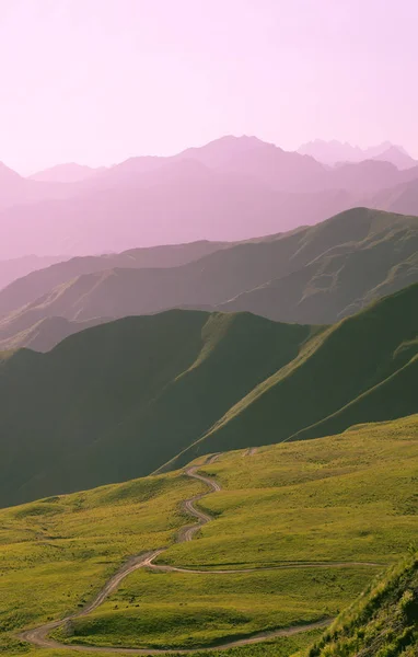 Camino Campo Saliendo Distancia Siluetas Cadenas Montañosas Púrpuras Horizonte Sobre — Foto de Stock