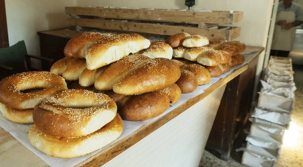 Pâtisseries Fraîches Sur Comptoir Dans Une Boulangerie Rurale Moules Bois — Photo