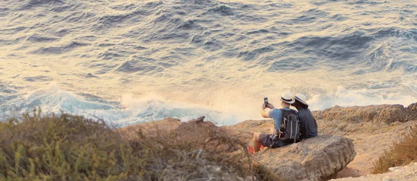 Una Pareja Joven Hace Selfie Mar Montañas Los Rayos Del —  Fotos de Stock