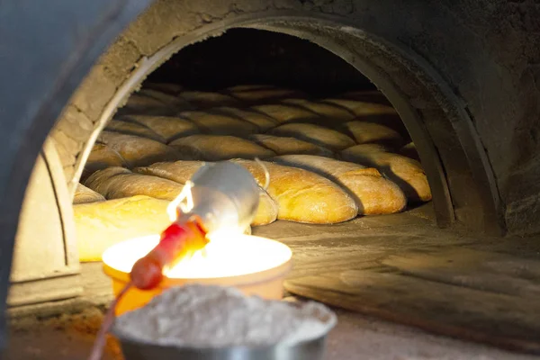 Der Prozess Des Brotbackens Einem Alten Traditionellen Ofen Reihenweise Laibe — Stockfoto