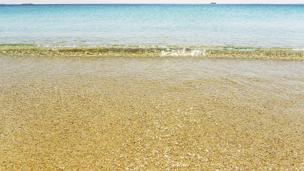Zeegezicht Van Doorschijnend Helder Water Schijnt Zon Geel Zand Het — Stockfoto