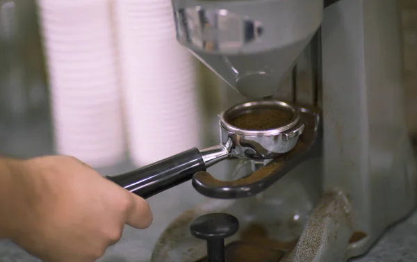 Μύλος Καφέ Στο Χέρι Barista Ένα Coffeeshop Φόντο Πλαστικά Ποτήρια — Φωτογραφία Αρχείου
