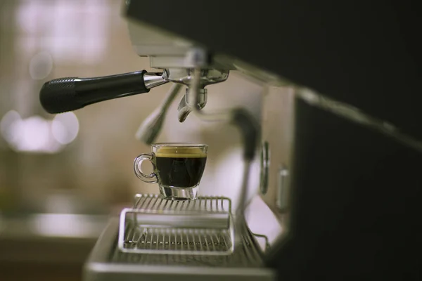 Φρεσκοκομμένο Καφέ Μηχανή Καφέ Στο Μπαρ Μια Θολή Φόντο Χώρο — Φωτογραφία Αρχείου
