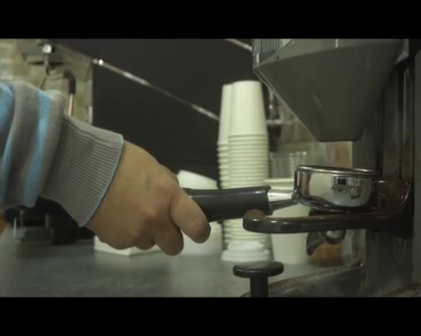 Mlýnek Kávu Rukou Barista Coffeeshop Pozadí Plastové Brýle Prodej Kávy — Stock video