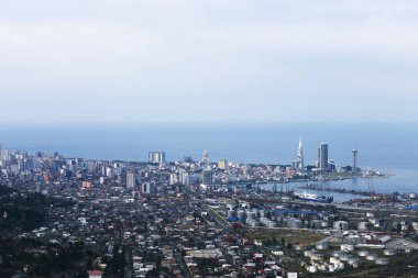 Batum panoramik manzaralı. Urbanistic cityscape Hill deniz manzaralı. Ufukta denizin bulutlu gökyüzü ile birleştirir