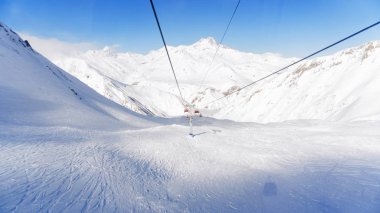 Teleferik ile dağ panorama. Kış sporları. Güneşli gün kayak pisti.