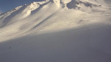 Kafkas Dağları Panoraması karla kaplı. Kabarık bulutlar dağ zirveleri üzerinde yakaladı ile parlak mavi gökyüzü arka plan üzerinde beyaz ridge