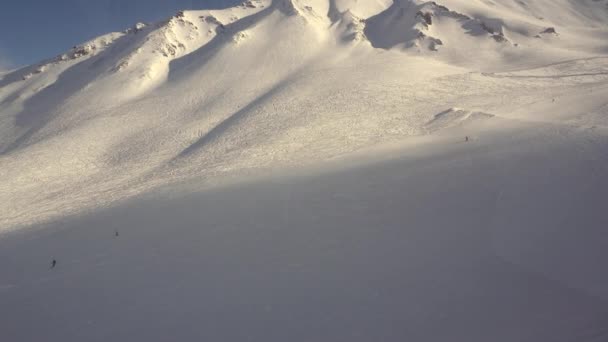 高加索山脉的全景被雪覆盖 明亮的蓝天背景上的白色山脊 在山峰上捕捉到蓬松的云 — 图库视频影像