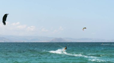 Kiteboarding Kitesurfing aşırı spor Yunanistan. Ekipman eğitim, eğitim. Sandy plaj ve deniz Kiklad Adaları