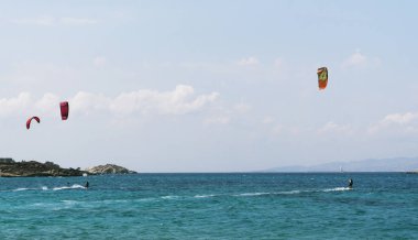 Kiteboarding Kitesurfing aşırı spor Yunanistan. Ekipman eğitim, eğitim. Sandy plaj ve deniz Kiklad Adaları