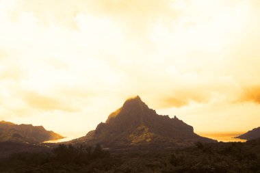Fransız Polinezyası'nda bir adada gün batımı gün doğumu.