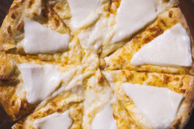 Mengrel khachapuri ahşap bir tepside yaklaştı. Gürcistan ulusal geleneksel mutfağı