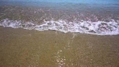 Sarı kumlu ve mavi şeffaf suyu olan güneşli deniz kıyıları. Tropikal denize yaz seyahati