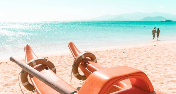 Räddningsbåt Närbild Sandig Tropisk Strand Ett Ungt Par Går Längs — Stockfoto