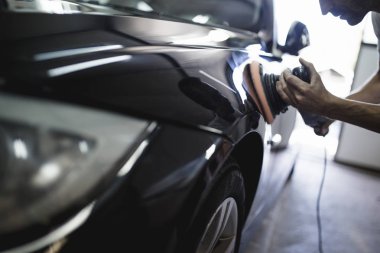 Adam oto tamircisi yörünge Parlatıcı ile. Seçici odak