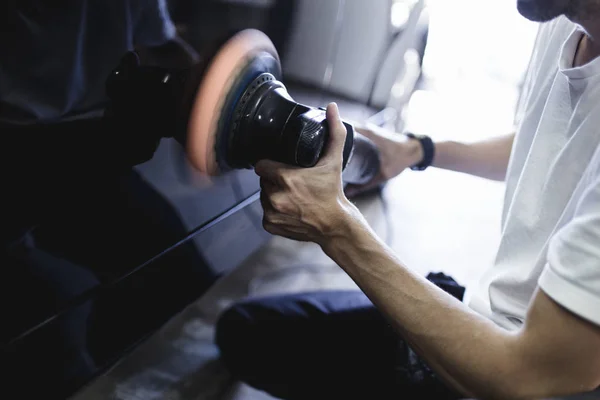 Mann Mit Orbitalpolierer Der Autowerkstatt Selektiver Fokus — Stockfoto