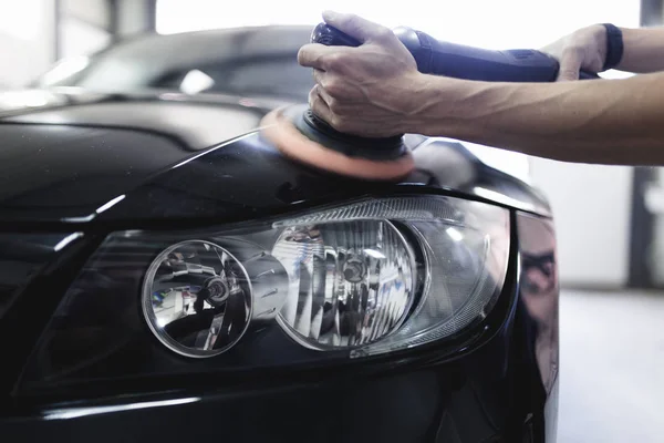 Man Met Orbitale Polijstmachine Auto Reparatiewerkplaats Selectieve Aandacht — Stockfoto