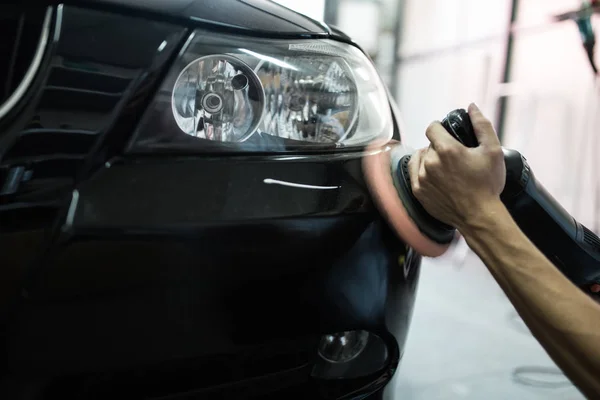 Man Met Orbitale Polijstmachine Auto Reparatiewerkplaats Selectieve Aandacht — Stockfoto