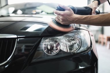 Adam oto tamircisi yörünge Parlatıcı ile. Seçici odak