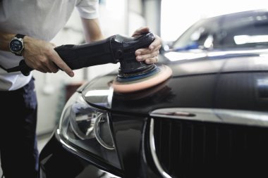 Adam oto tamircisi yörünge Parlatıcı ile. Seçici odak